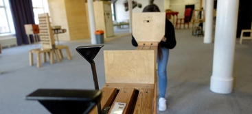 En person provar experimentet Ögonmåttet