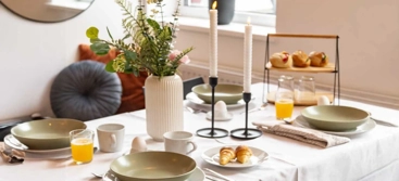 Almnäs frukostbord i hotellmiljö
