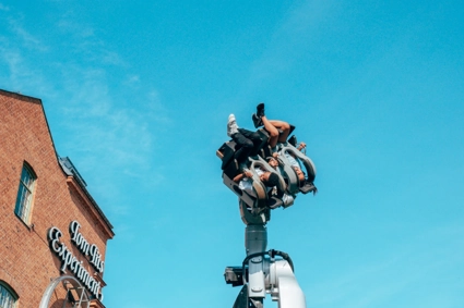 Barn åker Robocoaster mot blå himmel