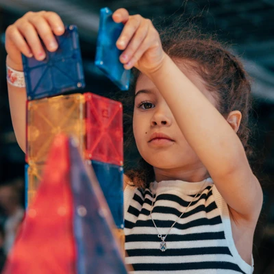 barn-bygger-torn-med-magna-tiles