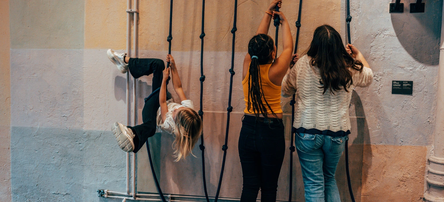 Barn klättrar och hänger