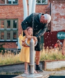 Barn och morfar undersöker vatten