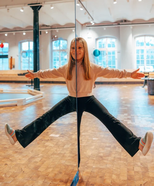 Barn vid tokig spegel