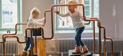 Två barn klättrar på Brovalvet