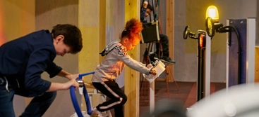 En man och en liten flicka cyklar på en cykel.