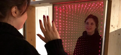 En person tittar på sig själv i Evighetsspegeln