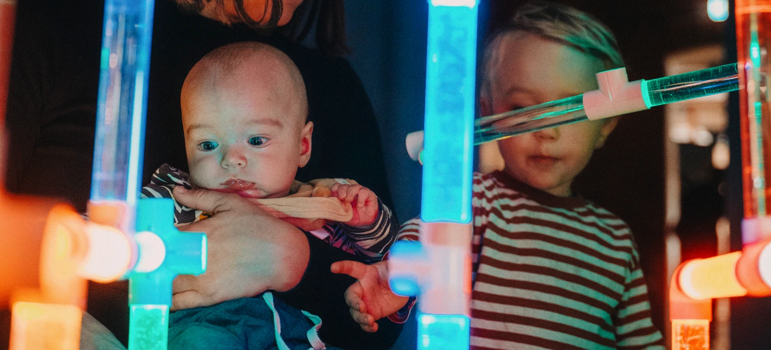 bebis och storebror experimenterar