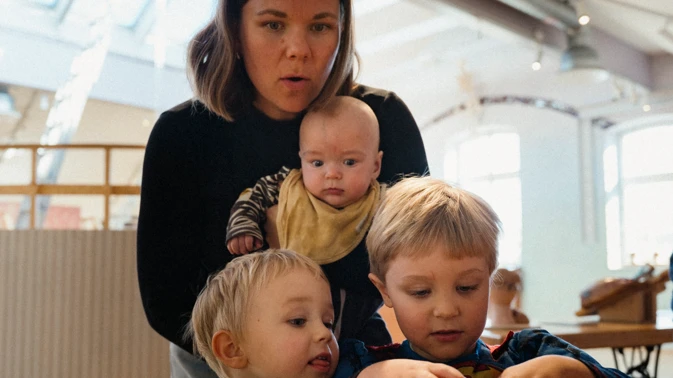 mamma visar sina söner människokroppen