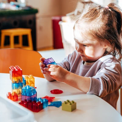 flicka i makerspace