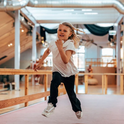 flicka springer på löparbanan