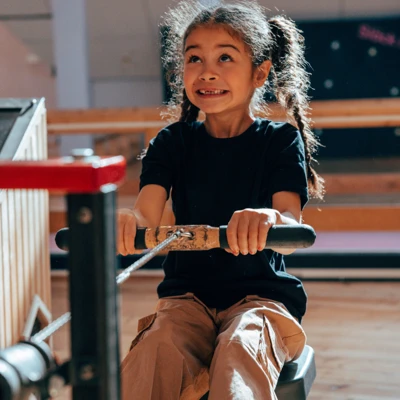 flicka testar roddmaskin