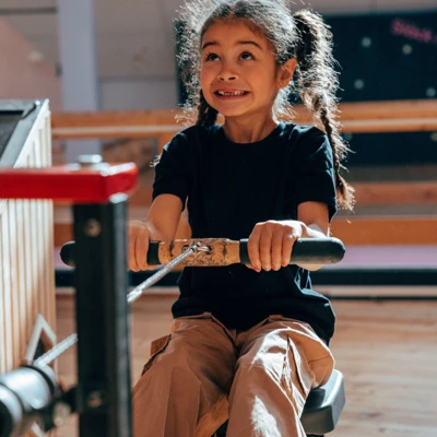 flicka testar roddmaskin