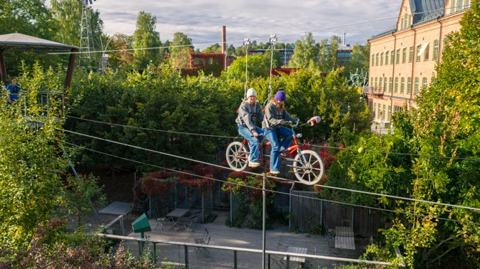 flickor cyklar på lina