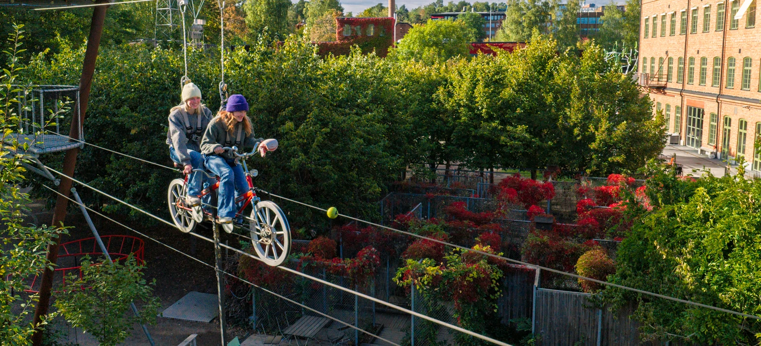 flickor cyklar på lina