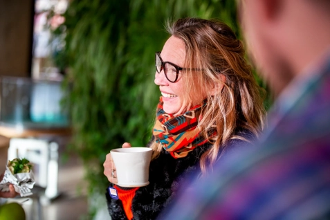 Glad person med kaffekopp