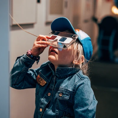 tjej tittar i 3d-glasögon