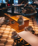 En teservis hänger under ett cykelhjul i taket på en restaurang
