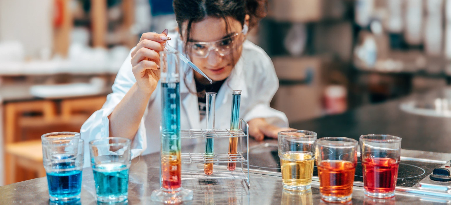 Kemiköket kvinna skapar med vackra färger