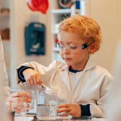 kille i kemirock experimenterar