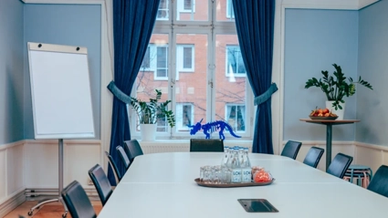 Konferensrum för fjorton personer i blått