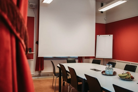Konferensrum röd för 14 personer