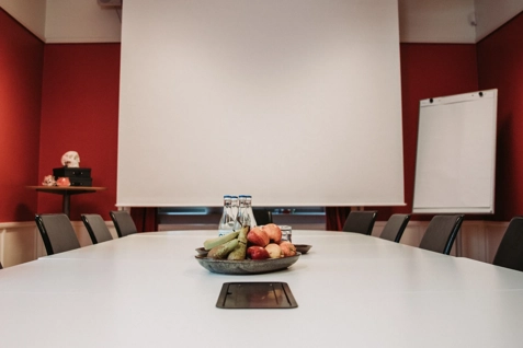 Konferensrum för 14 personer med fika