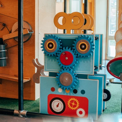 En skulptur av en robot tillverkad av kugghjul.