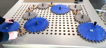 En person provar experimentet Kuggdrift