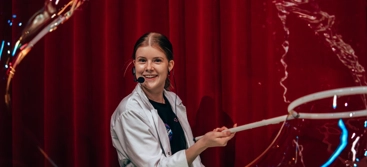 Kvinna skapar stora såpbubblor