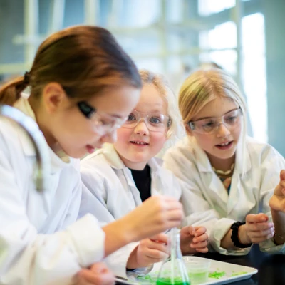 tjejer labborerar i kemiköket