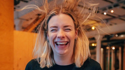 flicka som skrattar och håret flyger rakt upp
