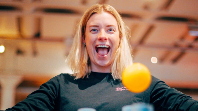 glad kvinna leker med bollar