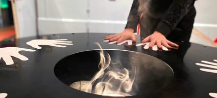 En person provar experimentet Luftpuffen