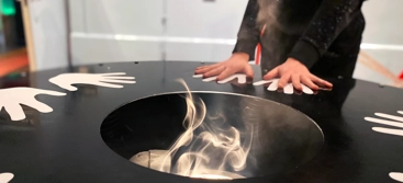 En person provar experimentet Luftpuffen