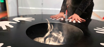 En person provar experimentet Luftpuffen