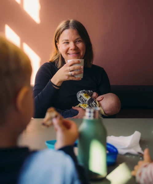 mamma fikar med sina barn