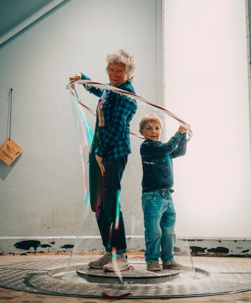 mormor och barnbarn i en såpbubbla