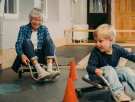 mormor och pojke experimenterar