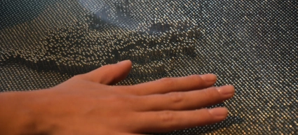 En närbild på en persons hand som testar experimenten Nåldynan