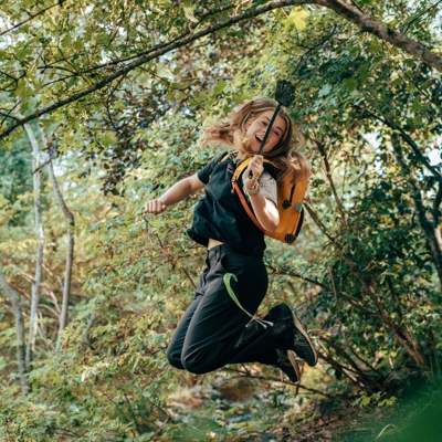 perosnal hoppar i parken