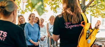 Personer lyssnar i grupp