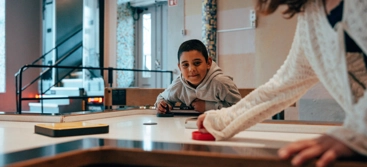 Pojke spelar airhockey