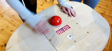 En tjej spelar ett spel på ett bord.