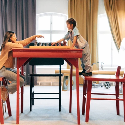 mamma och tjej spelar schack