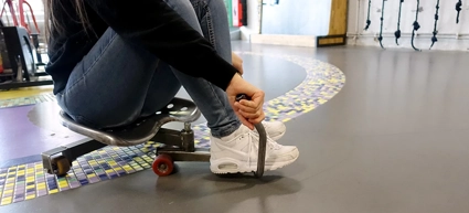 En person testar experimentet Sköld­paddan