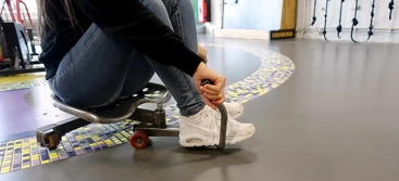 En person testar experimentet Sköldpaddan