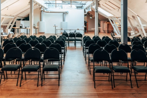 Stort, ljust och rustikt konferensrum