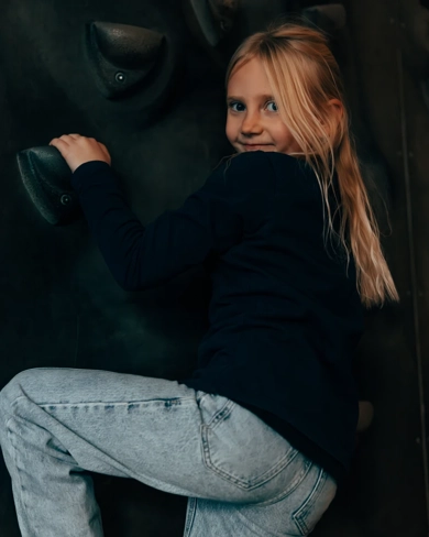 Tjej klättrar på Digiwall