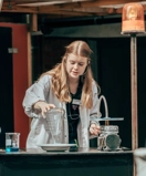 Tjej presenterar exrperiment vakuum