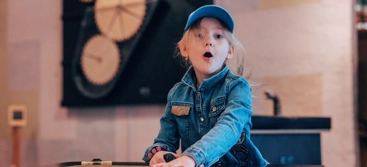 Tjej spelar airhockey